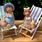 Was haben Saunaliegen mit Kindheitstraumata zu tun? Frauen auf Liegestühlen